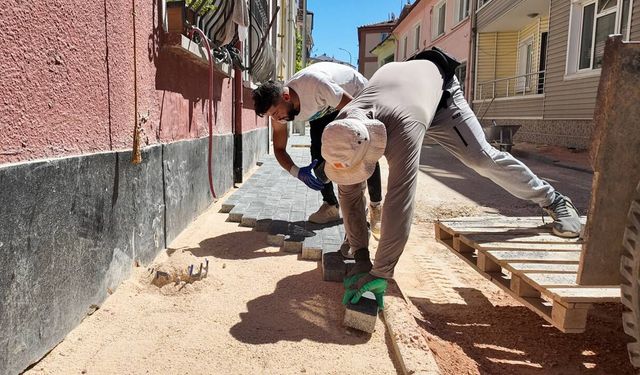 Eskişehir'de sokaklar temiz ve modern görünüme kavuşmaya devam ediyor