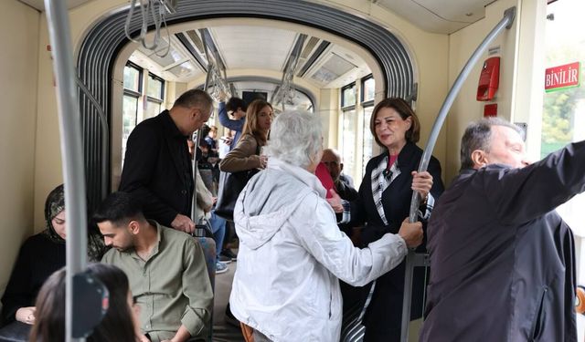 Ayşe Ünlüce işe giderken tramvayı tercih etti: Eskişehirlilere çağrıda bulundu