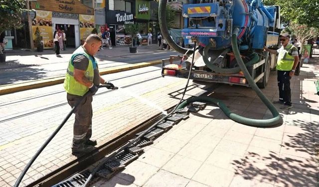 Eskişehir’de yağış öncesi ızgaralarda kapsamlı temizlik yapıldı