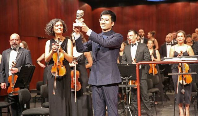 Eskişehir’de günler öncesinden tükenen konser uzun süre alkışlandı