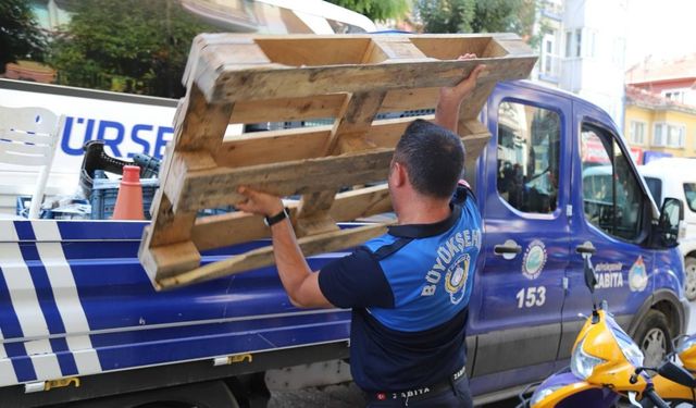 Eskişehir’de kaldırımları işgal eden malzemeler toplandı
