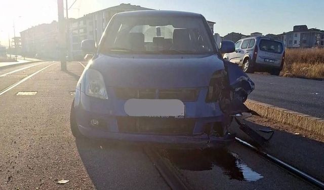 Eskişehir’de tramvay raylarında kaza ulaşımı etkiledi