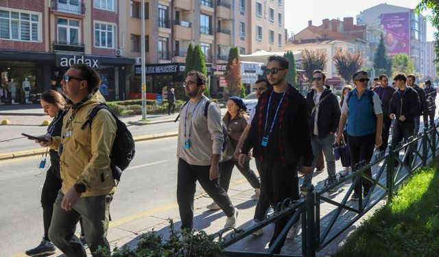 Eskişehir’e yeni gelen gençler bu kez kentin lezzetlerini keşfetti