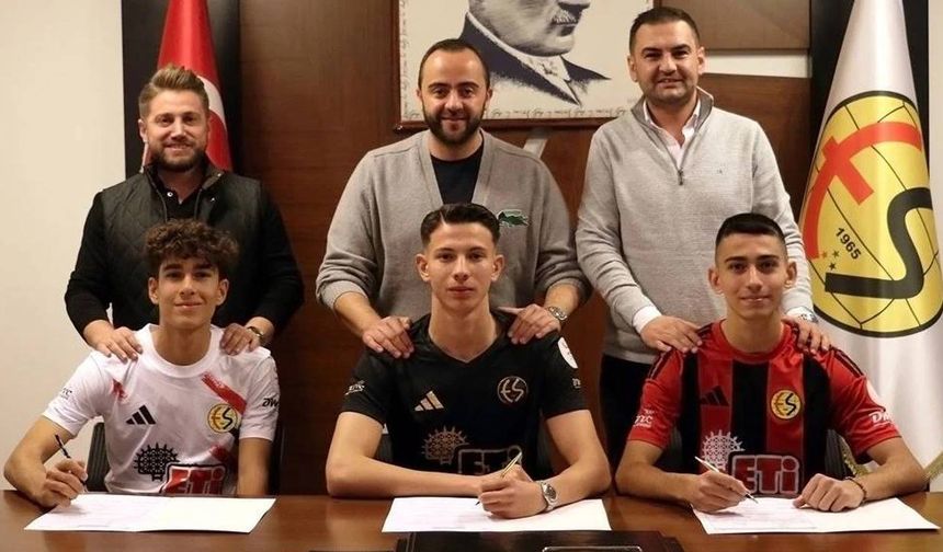 Eskişehirspor'da genç futbolcular profesyonel sözleşme imzaladı