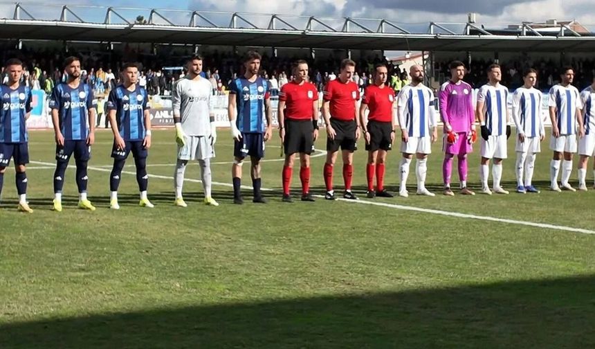 Kütahyaspor - Eskişehir Anadolu SF maçının hakemine tepki; Penaltı ve kırmızı kart beklentisi karşılıksız kaldı