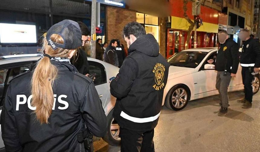 Eskişehir polisinden gece yarısı denetimi aranan şahıs yakalandı