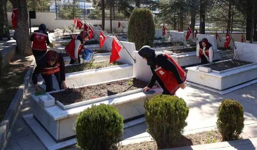 Eskişehir şehitliklerinde bayram öncesi büyük temizlik seferberliği başladı