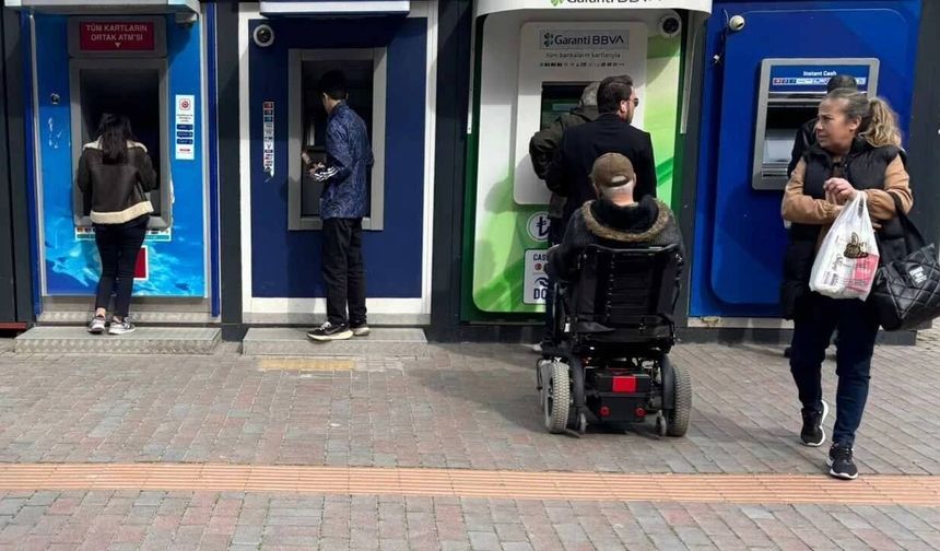Eskişehir'de Bayram öncesi bankamatik çilesi; Vatandaşlar ATM'den ATM'ye koşuyor