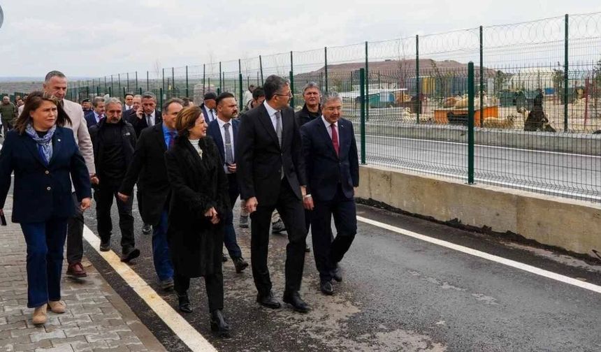 Ayşe Ünlüce ve Bakan Yardımcısı Ali Çelik hayvan bakımevini inceledi