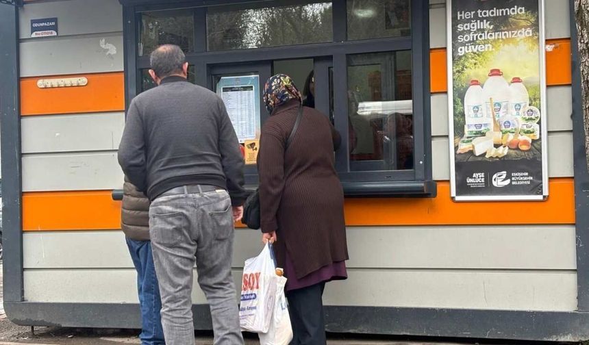Eskişehir'de Halk Ekmek büfelerinde kuyruk var