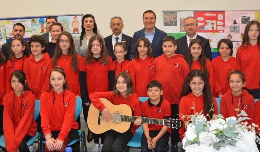 Mithat Körler adını taşıyan okulda öğrencilerle buluştu