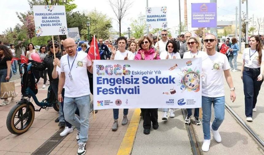 Ayşe Ünlüce Engelsiz Sokak Festivali kortejine katıldı