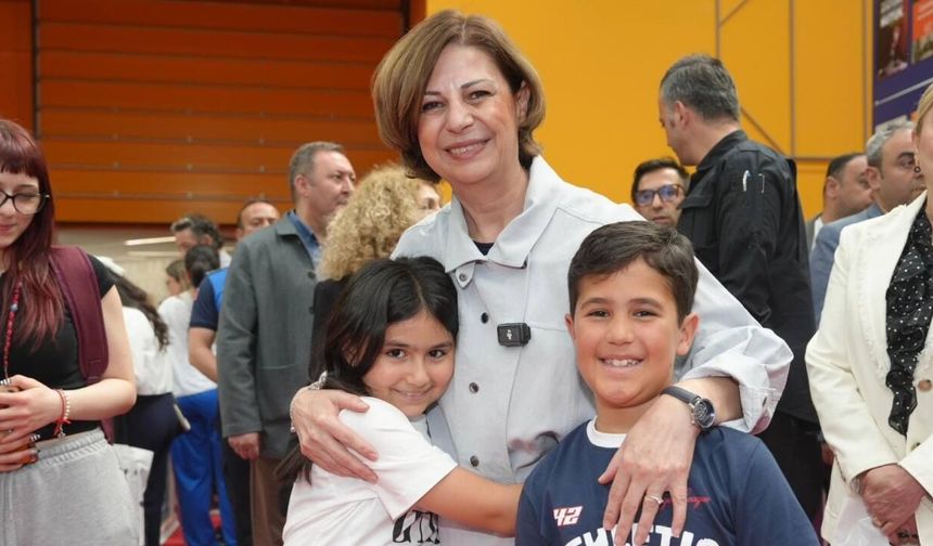 Ayşe Ünlüce TÜYAP Kitap Fuarı’nda kitapseverlerle buluştu