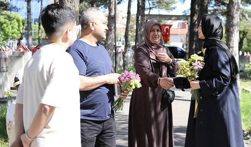 Ayşe Ünlüce’den Eskişehir Hava Şehitliği’ne bayram ziyareti