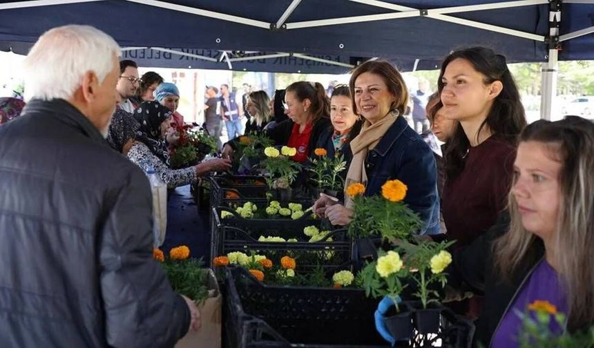 Eskişehir’de bayram arifesinde mezarlıklarda ücretsiz çiçek dağıtıldı