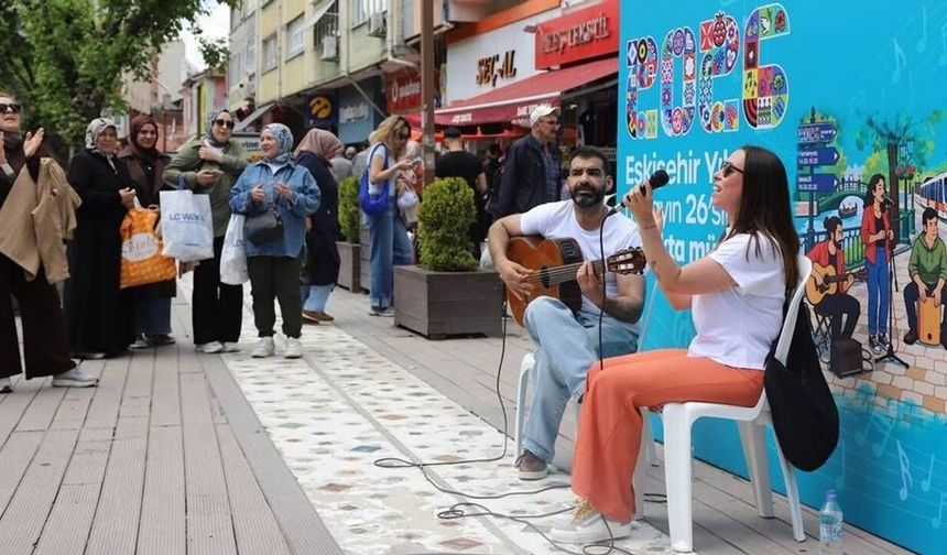 Eskişehir’de bayram arifesinde müzik ve indirim hareketliliği