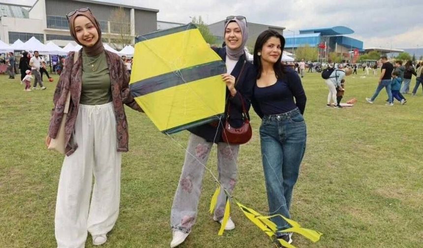 ESTÜ Uçurtma Şenliği’nde gökyüzü renkli görüntülere sahne oldu