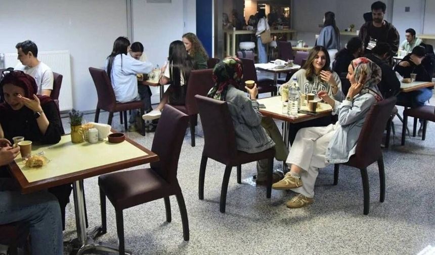 Anadolu Üniversitesi final döneminde öğrencilerin yanında