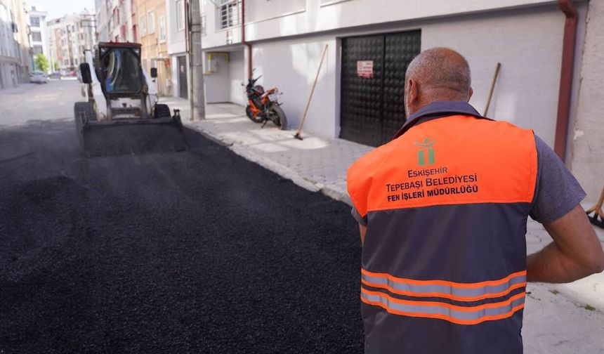 Tepebaşı'nda yol bakım çalışmaları aralıksız sürüyor