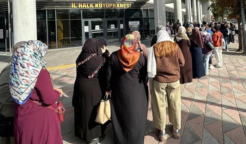 Eskişehir’de Mukaddes Emanetler Sergisi’ne yoğun ilgi: Metrelerce kuyruk oluştu